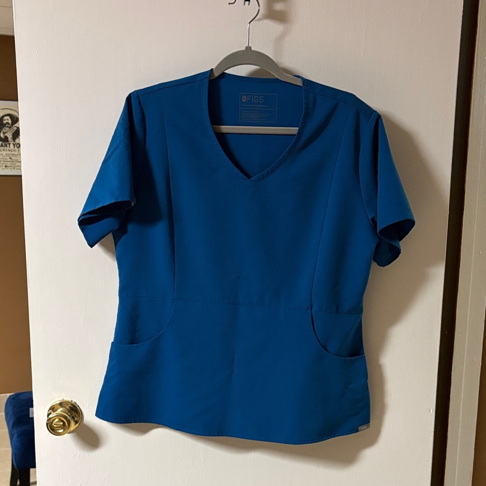 Figs limited edition pacific blue scrub top women’s size large.